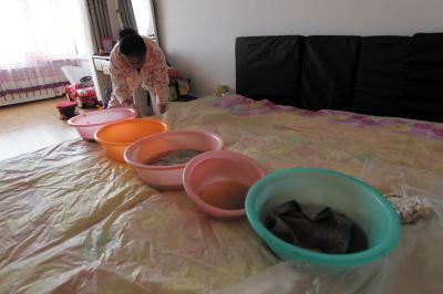 江口楼上漏水，住户失联，小区没物管，业主维权难！律师来支招……
